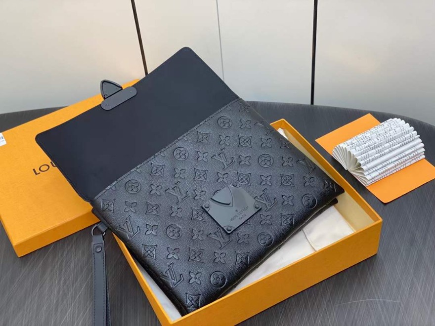 mmexport1695522492390.jpg